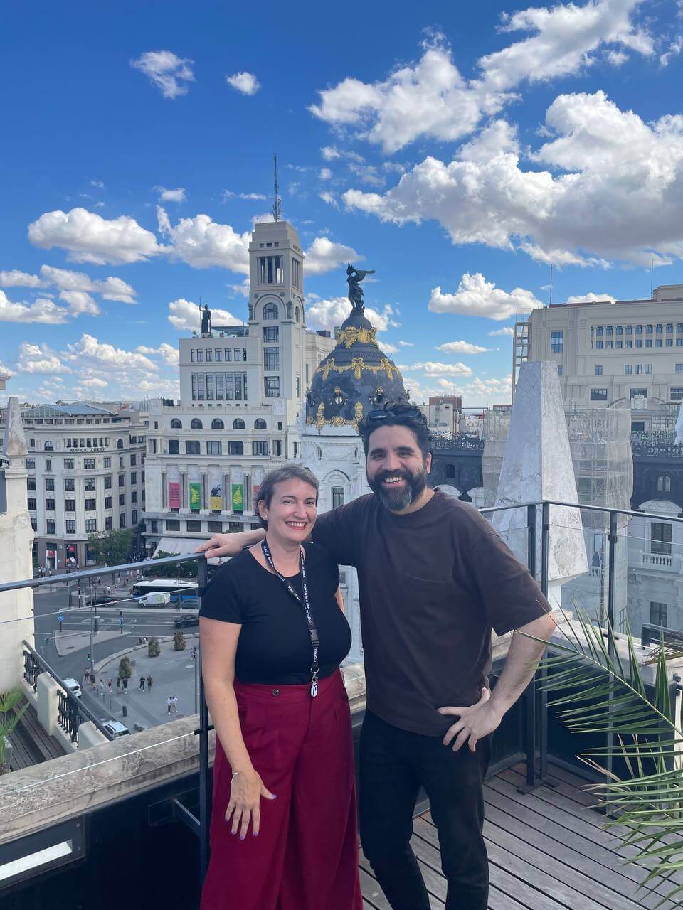 Dos personas en una terraza con vistas a la calle gran via de Madrid